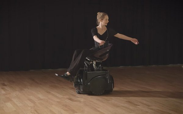 Rolling Dance Chair: een rolstoel om mee te dansen