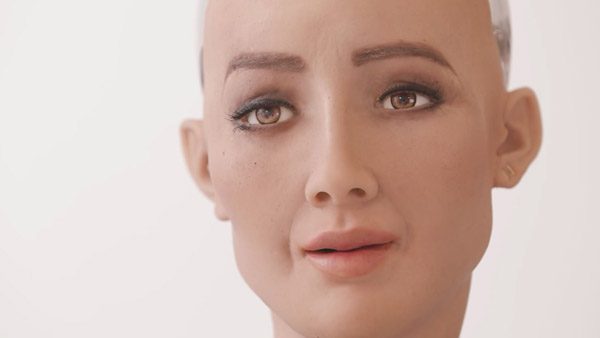 De wonderlijke Sophia robot kan nu ook lopen