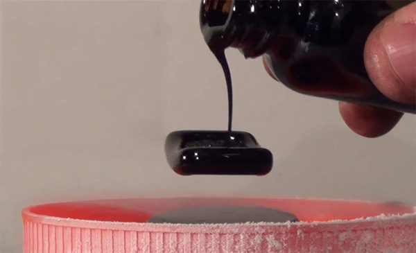 Lekker experimenteren met magneten, een supergeleider en ferrofluids