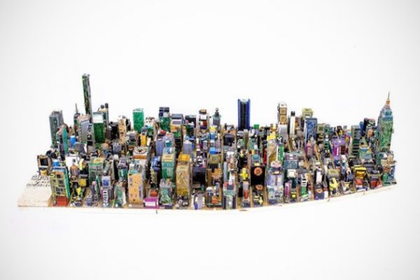 Manhattan op schaal, met de hand nagebouwd van computeronderdelen