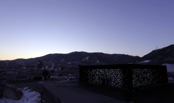 Olympisch paviljoen is bedekt met het zwartste materiaal op aarde