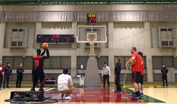 Deze basketbal-robot gooit bijna 100 procent van zijn worpen raak