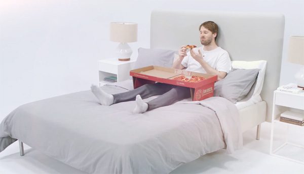 Eet pizza in bed dankzij deze pizzadoos met extra pootjes