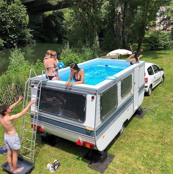 Kunstenaar bouwt caravan om tot mobiel zwembad