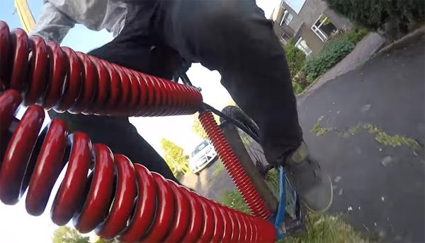 Colin Furze heeft een fiets gebouwd van grote veren