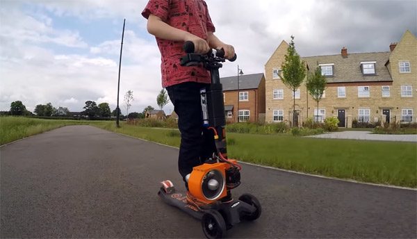 Colin Furze heeft een mini-step met straalmotor voor zijn zoontje gebouwd