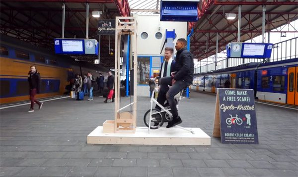 Met de Cyclo Knitter brei je een sjaal tijdens het wachten op de trein