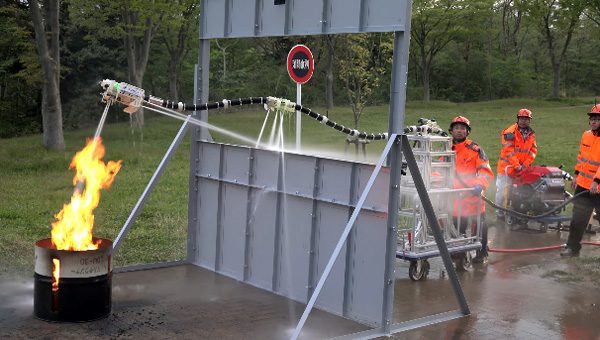 Japanse robotslang schiet de brandweer te hulp