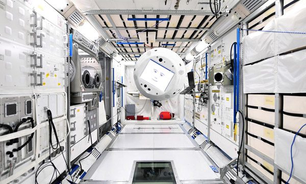 Deze zwevende en pratende robot van ESA gaat naar het ISS