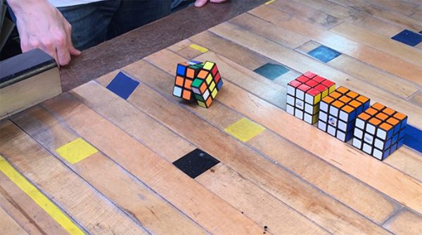 Leuk om te zien: een Rubik’s Kubus die zichzelf oplost