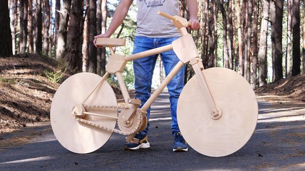 YouTuber laat zien hoe je een fiets van hout bouwt