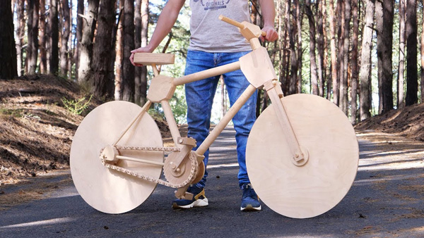 kader zout verschijnen YouTuber laat zien hoe je een fiets van hout bouwt