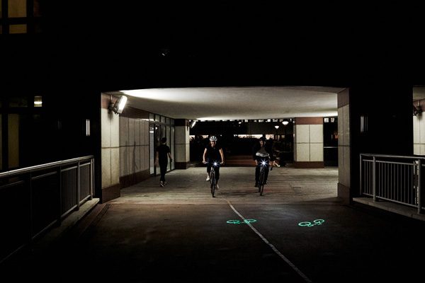 Laserlight Core projecteert een fiets op de weg