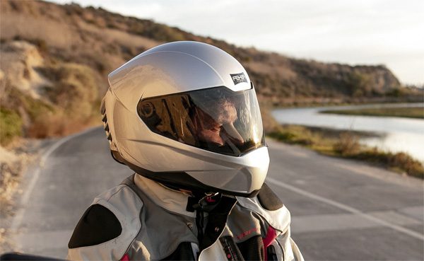 Fris op de motor met deze motorhelm met ingebouwde airco