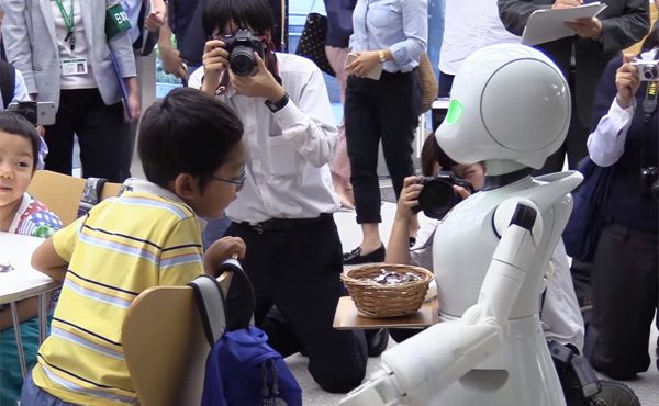 Dit café in Tokio gebruikt robots die worden bestuurd door gehandicapten