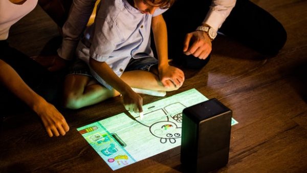 Puppy Cube: een draagbare touchscreen-projector