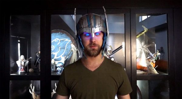 Deze helm laat je ogen licht geven zoals die van Thor