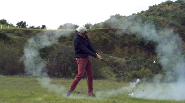 Deze raket-golfclub slaat ballen met 240 kilometer per uur