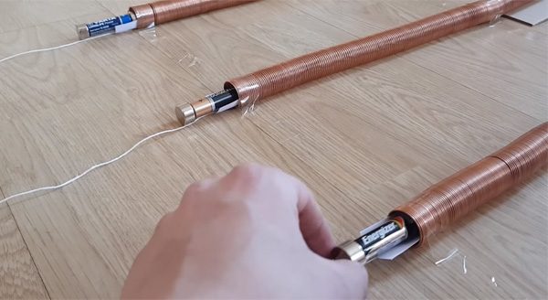 Batterijen testen met magneten en koperdraad