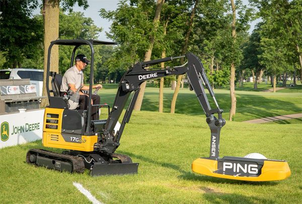 John Deere heeft een gigantische golf-putter gebouwd