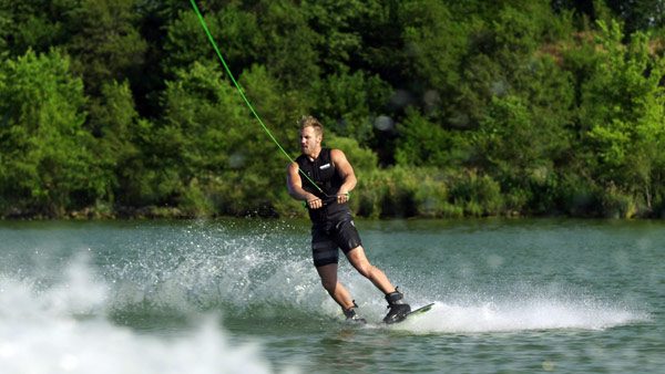 Het Groove Vest heeft ingebouwde speakers voor muziek tijdens het watersporten