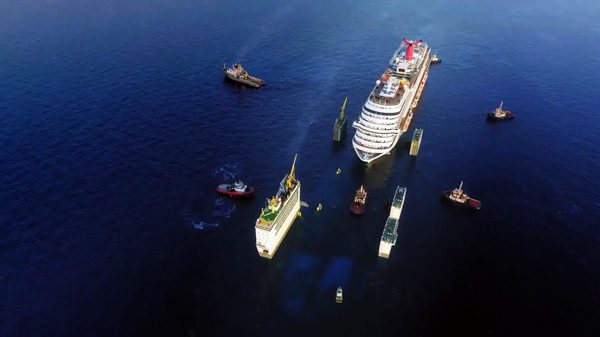 Zie hoe het Nederlandse Boskalis een cruiseschip optilt uit de zee