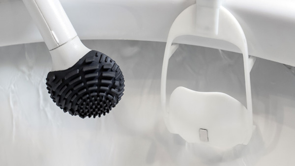 Bedenk Voorspeller formule FlushBrush: een hygiënische toiletborstel die in je wc-pot hangt