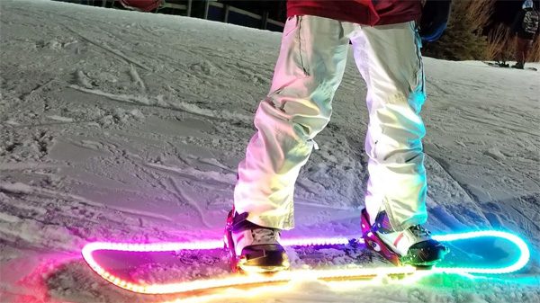 Laat je snowboard licht geven met de LED Snowboard Kit