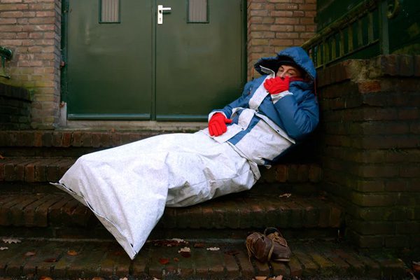 Sheltersuit: gerecycled pak voor daklozen inclusief slaapzak