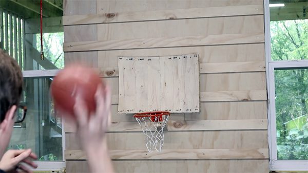 Dankzij fysica gaat de basketbal via dit bord altijd in de ring