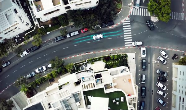 Israëlische startup ontwikkelt wegen die elektrische auto’s opladen