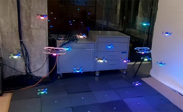 Dankzij kunstmatige intelligentie vliegen deze drones rakelings langs elkaar