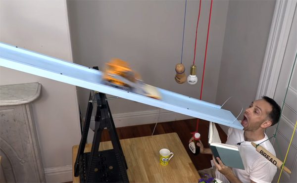 Deze Rube Goldberg machine smeert boterhammen en voert ze aan de bouwer