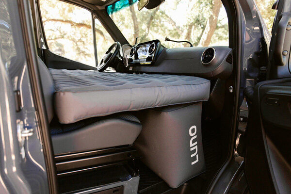 Luno: een luchtbed voor over de voorstoelen van je auto