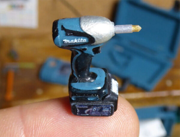 De minuscule, werkende power tools van Enos Camare
